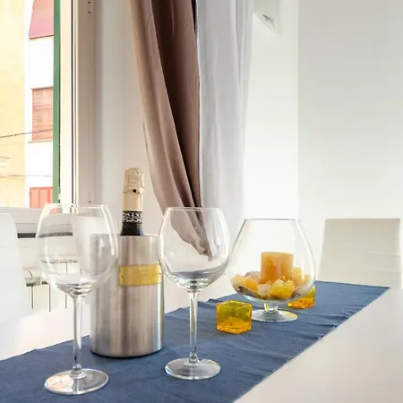 Alla Casa Rosa Al Mare, Central Seafront Stay With Free Private Garage, Air Conditionig, Wi-Fi, Ideal Choice For A Relaxing And Exciting Coastal Escape Apartment