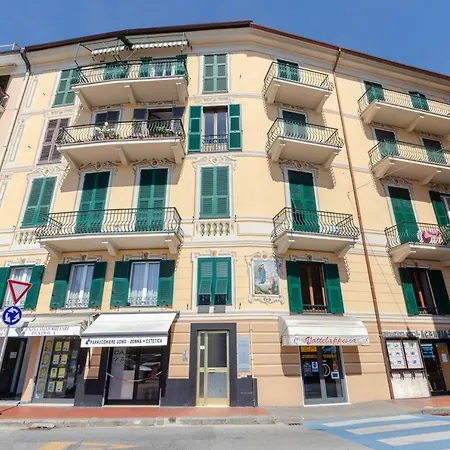 Alla Casa Rosa Al Mare, Central Seafront Stay With Free Private Garage, Air Conditionig, Wi-Fi, Ideal Choice For A Relaxing And Exciting Coastal Escape