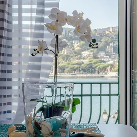 Alla Casa Rosa Al Mare, Central Seafront Stay With Free Private Garage, Air Conditionig, Wi-Fi, Ideal Choice For A Relaxing And Exciting Coastal Escape * Rapallo