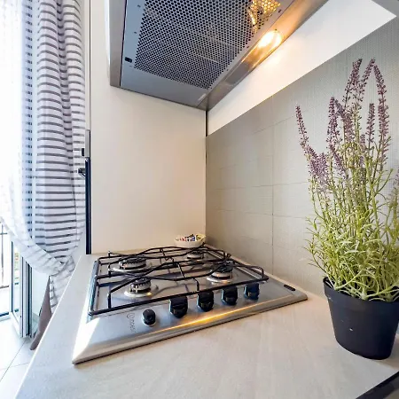 Alla Casa Rosa Al Mare, Central Seafront Stay With Free Private Garage, Air Conditionig, Wi-Fi, Ideal Choice For A Relaxing And Exciting Coastal Escape Apartment