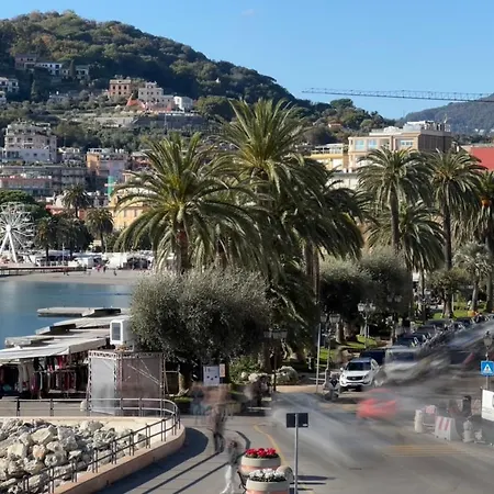 Alla Casa Rosa Al Mare, Central Seafront Stay With Free Private Garage, Air Conditionig, Wi-Fi, Ideal Choice For A Relaxing And Exciting Coastal Escape