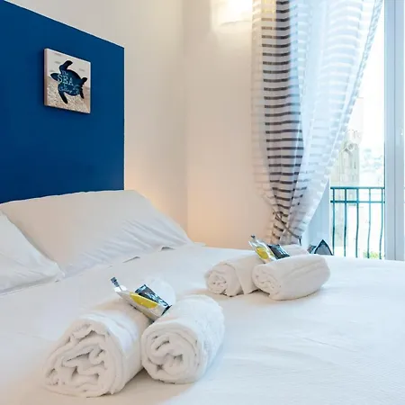 Alla Casa Rosa Al Mare, Central Seafront Stay With Free Private Garage, Air Conditionig, Wi-Fi, Ideal Choice For A Relaxing And Exciting Coastal Escape Apartment