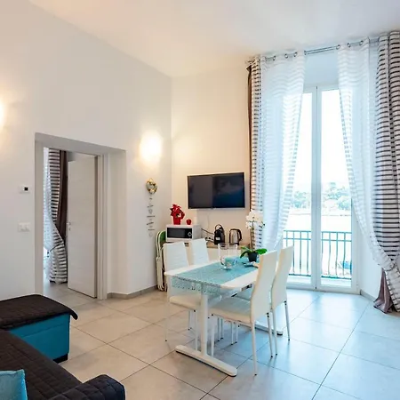Apartment Alla Casa Rosa Al Mare, Central Seafront Stay With Free Private Garage, Air Conditionig, Wi-Fi, Ideal Choice For A Relaxing And Exciting Coastal Escape