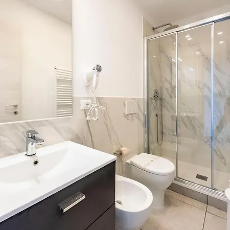 Alla Casa Rosa Al Mare, Central Seafront Stay With Free Private Garage, Air Conditionig, Wi-Fi, Ideal Choice For A Relaxing And Exciting Coastal Escape Apartment *