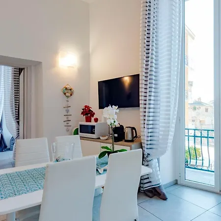Apartment Alla Casa Rosa Al Mare, Central Seafront Stay With Free Private Garage, Air Conditionig, Wi-Fi, Ideal Choice For A Relaxing And Exciting Coastal Escape Rapallo