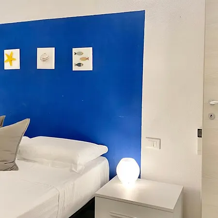 Alla Casa Rosa Al Mare, Central Seafront Stay With Free Private Garage, Air Conditionig, Wi-Fi, Ideal Choice For A Relaxing And Exciting Coastal Escape Apartment