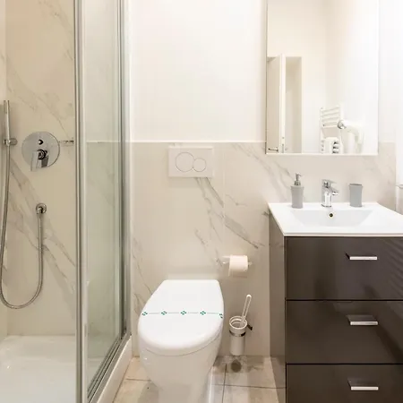 Alla Casa Rosa Al Mare, Central Seafront Stay With Free Private Garage, Air Conditionig, Wi-Fi, Ideal Choice For A Relaxing And Exciting Coastal Escape Apartment *