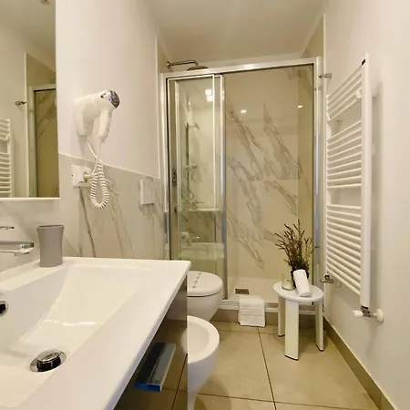 Alla Casa Rosa Al Mare, Central Seafront Stay With Free Private Garage, Air Conditionig, Wi-Fi, Ideal Choice For A Relaxing And Exciting Coastal Escape Apartment *