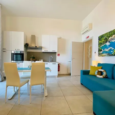 Alla Casa Rosa Al Mare, Central Seafront Stay With Free Private Garage, Air Conditionig, Wi-Fi, Ideal Choice For A Relaxing And Exciting Coastal Escape Apartment *