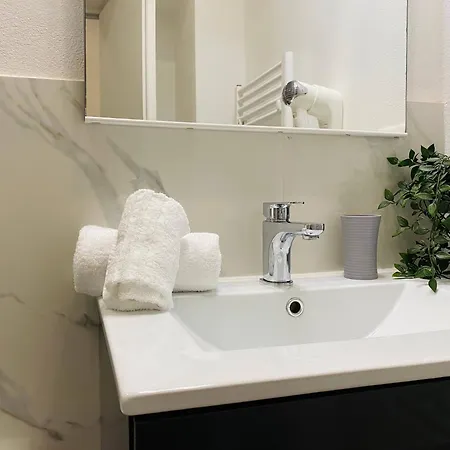 Alla Casa Rosa Al Mare, Central Seafront Stay With Free Private Garage, Air Conditionig, Wi-Fi, Ideal Choice For A Relaxing And Exciting Coastal Escape *