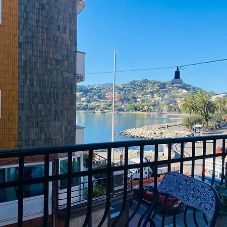 Alla Casa Rosa Al Mare, Central Seafront Stay With Free Private Garage, Air Conditionig, Wi-Fi, Ideal Choice For A Relaxing And Exciting Coastal Escape Apartment