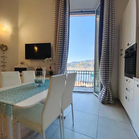 Alla Casa Rosa Al Mare, Central Seafront Stay With Free Private Garage, Air Conditionig, Wi-Fi, Ideal Choice For A Relaxing And Exciting Coastal Escape