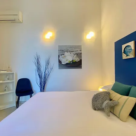 Apartment Alla Casa Rosa Al Mare, Central Seafront Stay With Free Private Garage, Air Conditionig, Wi-Fi, Ideal Choice For A Relaxing And Exciting Coastal Escape