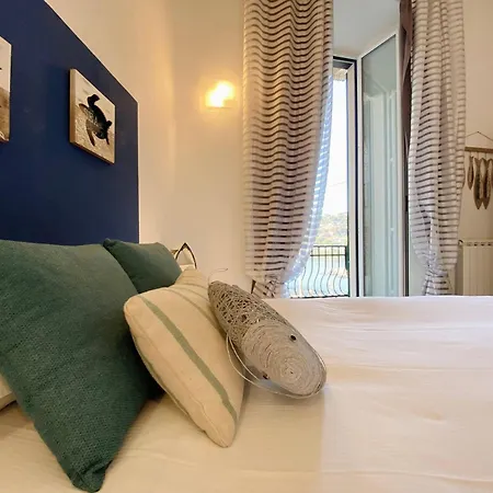Alla Casa Rosa Al Mare, Central Seafront Stay With Free Private Garage, Air Conditionig, Wi-Fi, Ideal Choice For A Relaxing And Exciting Coastal Escape Apartment