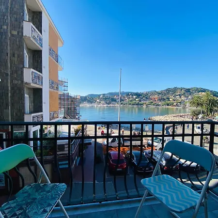 Alla Casa Rosa Al Mare, Central Seafront Stay With Free Private Garage, Air Conditionig, Wi-Fi, Ideal Choice For A Relaxing And Exciting Coastal Escape Apartment *