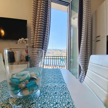 Alla Casa Rosa Al Mare, Central Seafront Stay With Free Private Garage, Air Conditionig, Wi-Fi, Ideal Choice For A Relaxing And Exciting Coastal Escape Apartment
