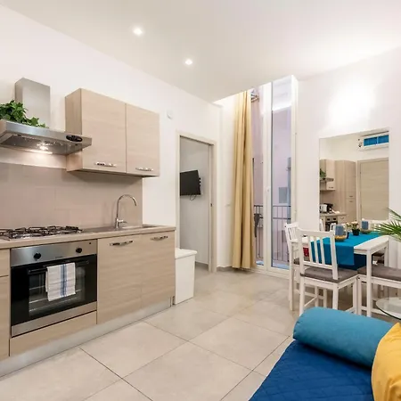 Alla Casa Rosa Al Mare, Central Seafront Stay With Free Private Garage, Air Conditionig, Wi-Fi, Ideal Choice For A Relaxing And Exciting Coastal Escape Apartment