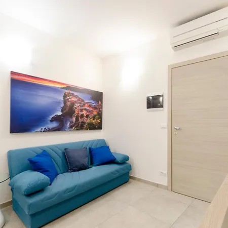 Alla Casa Rosa Al Mare, Central Seafront Stay With Free Private Garage, Air Conditionig, Wi-Fi, Ideal Choice For A Relaxing And Exciting Coastal Escape