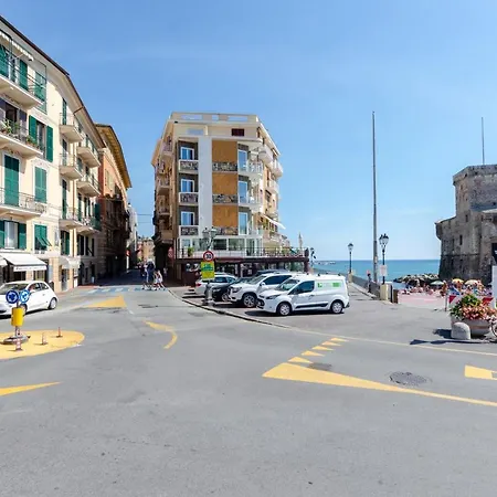 Apartament Alla Casa Rosa Al Mare, Central Seafront Stay With Free Private Garage, Air Conditionig, Wi-Fi, Ideal Choice For A Relaxing And Exciting Coastal Escape Rapallo