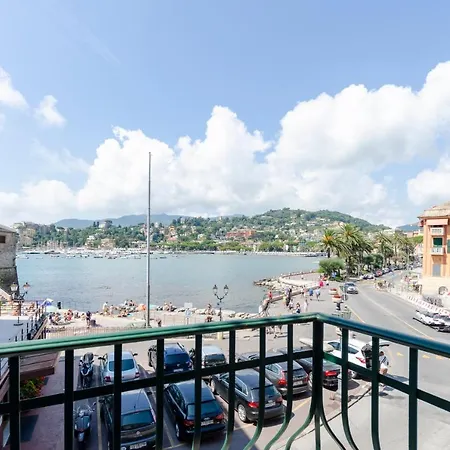 Alla Casa Rosa Al Mare, Central Seafront Stay With Free Private Garage, Air Conditionig, Wi-Fi, Ideal Choice For A Relaxing And Exciting Coastal Escape Apartament