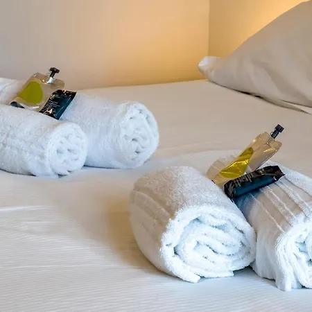 Alla Casa Rosa Al Mare, Central Seafront Stay With Free Private Garage, Air Conditionig, Wi-Fi, Ideal Choice For A Relaxing And Exciting Coastal Escape Apartament Rapallo
