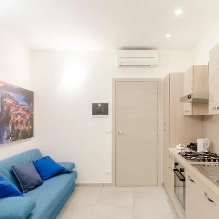 Apartament Alla Casa Rosa Al Mare, Central Seafront Stay With Free Private Garage, Air Conditionig, Wi-Fi, Ideal Choice For A Relaxing And Exciting Coastal Escape